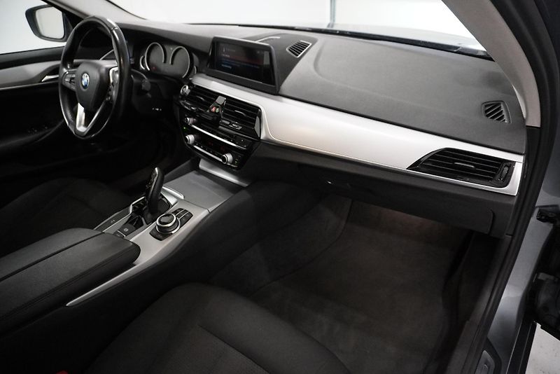 BMW Řada 5 (2018) 520D TOURING STEPTRONIC - fotka 25 z 27