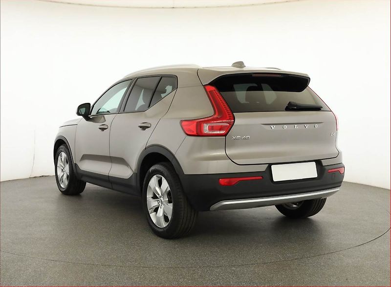 Volvo XC40 (2021) B4 - fotka 4 z 17