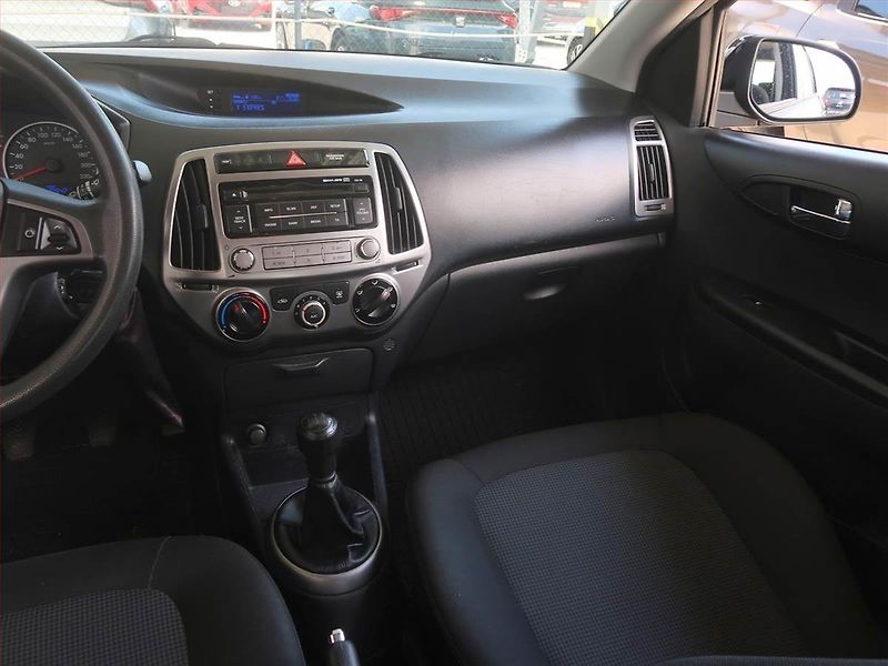 Hyundai i20 (2014) 1.2 - fotka 8 z 13