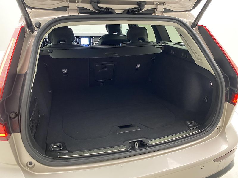 Volvo V60 T6 AWD PLUG-IN DARK REZERVACE - fotka 6 z 58