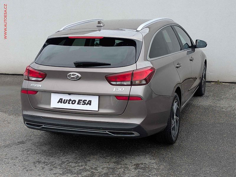 Hyundai i30 (2022) 1.5 T-GDi, 1.maj,ČR, STK7/28 - fotka 4 z 17