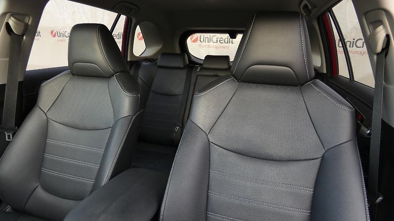 Toyota RAV4 2.5 Hybrid Executive 4WD e-CVT - fotka 7 z 24