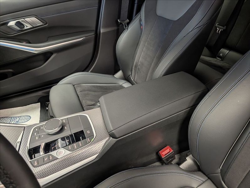 BMW Řada 3 320 i xDrive - fotka 22 z 31