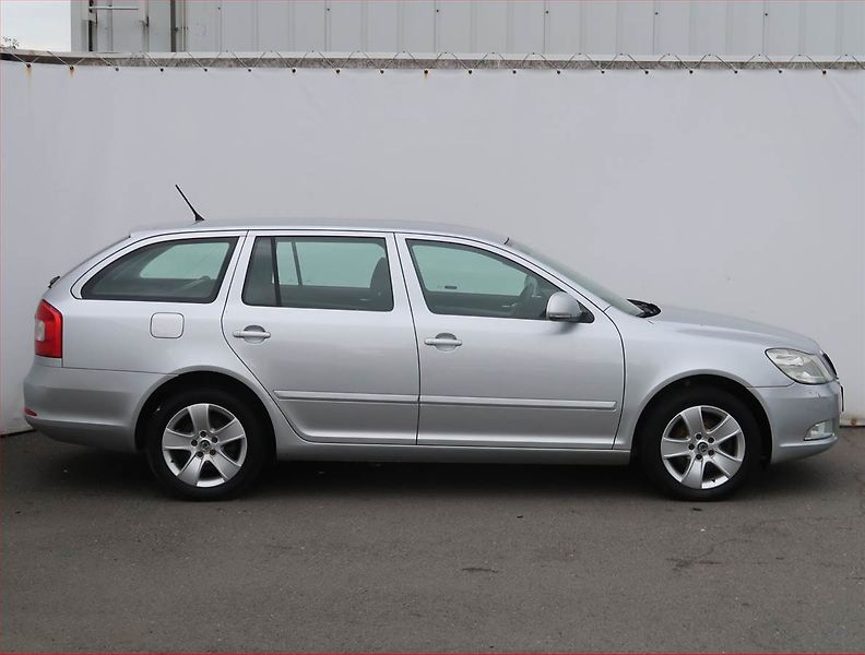 Škoda Octavia (2012) Elegance 2.0 TDI, Tempomat - fotka 6 z 19