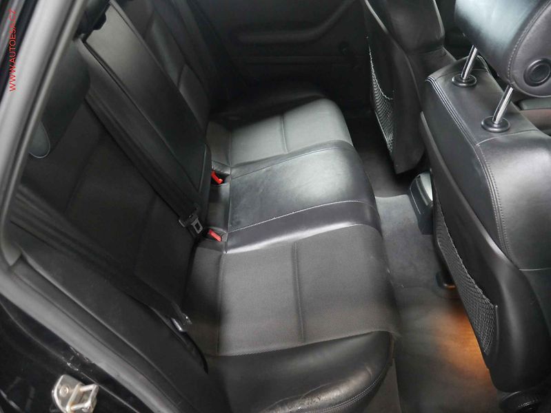 Audi A4 (2007) 2.0 TDI, AC, xenon - fotka 11 z 21