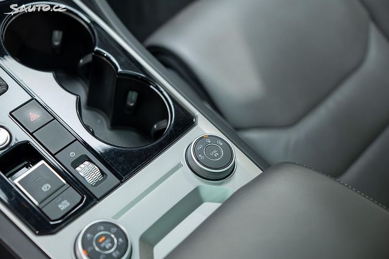 Volkswagen Touareg R-Line 3.0 TDI 210 kW - fotka 20 z 50