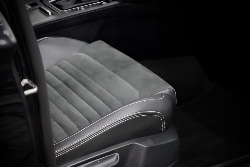 Volkswagen Passat 2.0 TSI 140 kW DSG Elegance - fotka 20 z 47