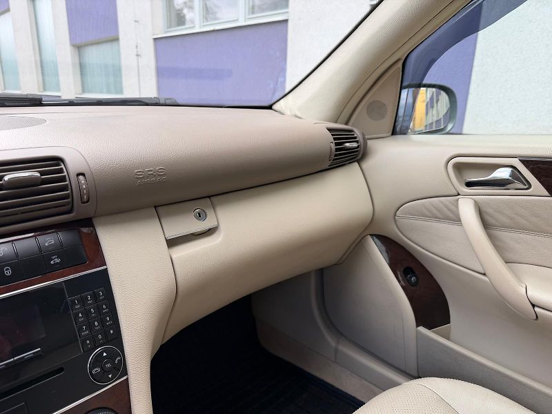 Mercedes-Benz Třídy C 320 3,0 CDi Elegance  - fotka 23 z 23