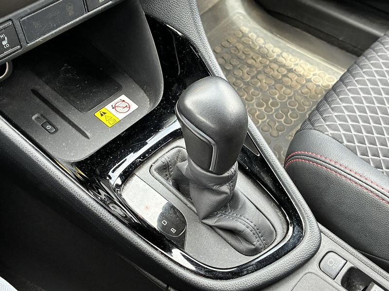 Toyota Yaris 1.5 HSD e-CVT Premier Edition - fotka 21 z 23