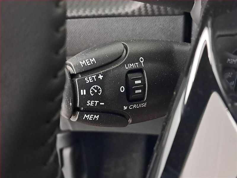 Peugeot 2008 (2023) Active 50 kWh, SoH 100% - fotka 19 z 20