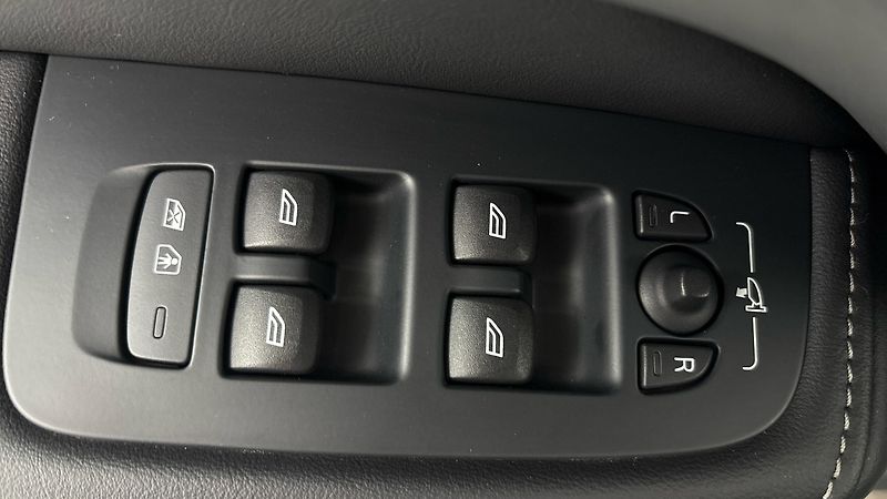 Volvo XC60 2.0 B4 AUT AWD Plus Dark - fotka 25 z 32
