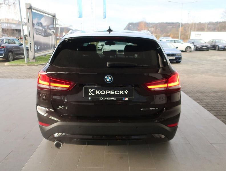 BMW X1 (2022) xDrive25e Sport Line - fotka 6 z 19