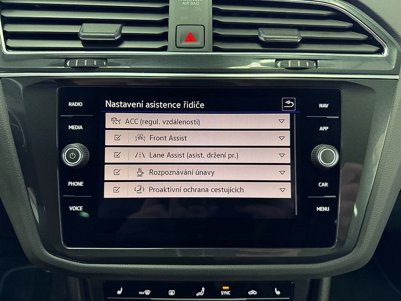 Volkswagen Tiguan 2.0 TSI 235 KW R-LINE, DSG, 4M - fotka 15 z 23
