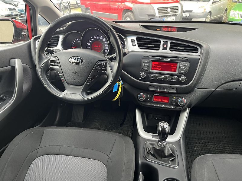 Kia Ceed (2015) 1,6 GDi 99 Kw ČR!!! - fotka 11 z 19