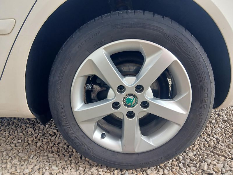 Škoda Octavia 1.6i KLIMA - fotka 29 z 32