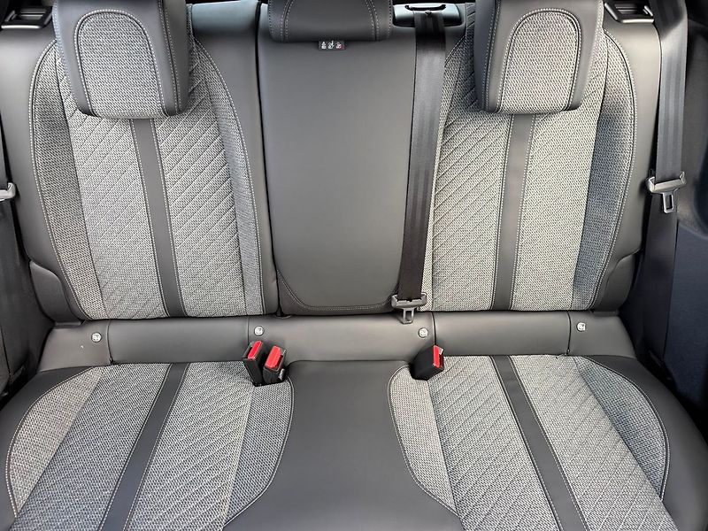 Peugeot 2008 ALLURE Pack 1.2PT 130 EAT8 - fotka 12 z 29