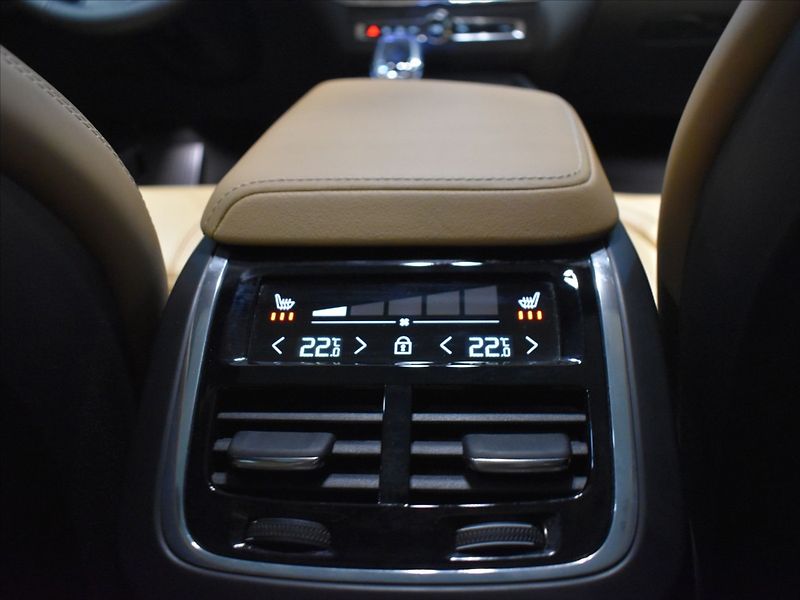 Volvo XC60 2,0 B4 AWD Ultimate tažné,pano - fotka 16 z 28