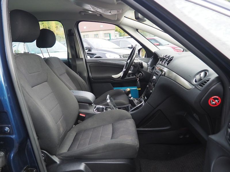 Ford S-MAX (2010) 2.0 TDCI, 120 kW, 7 míst - fotka 19 z 37