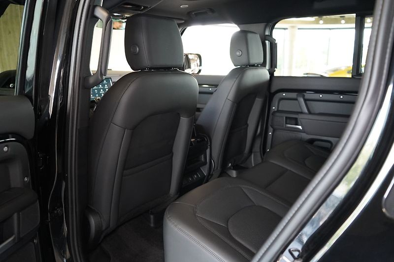 Land Rover Defender 110 D300 X-Dynamic SE - fotka 38 z 42