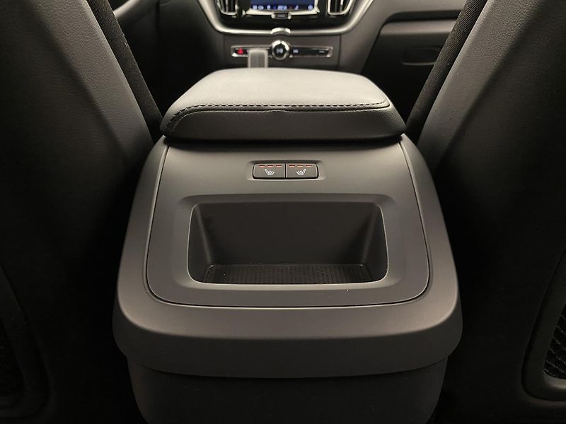 Volvo XC60 B4 CORE AUT CZ - fotka 30 z 45
