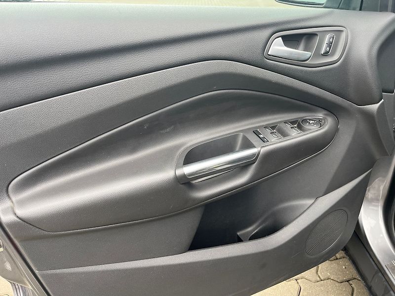 Ford Kuga 2.0 TDCi 120kW TITANIUM AT6 4x - fotka 9 z 11
