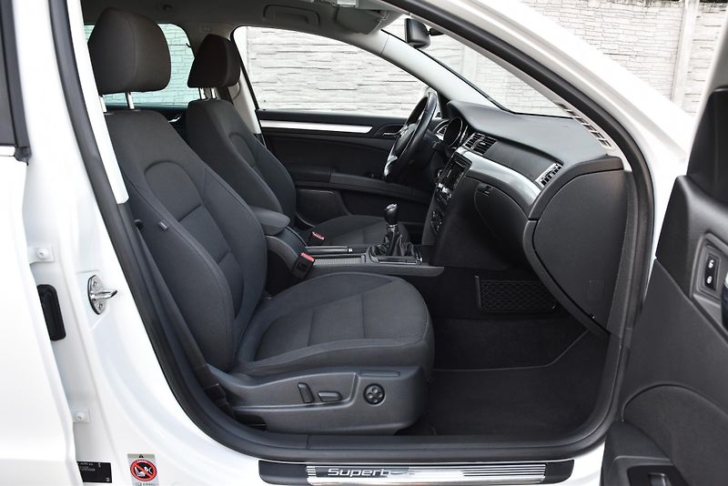 Škoda Superb 2.0 TDi CR,NAVI,VÝHŘEV,XENONY - fotka 37 z 45