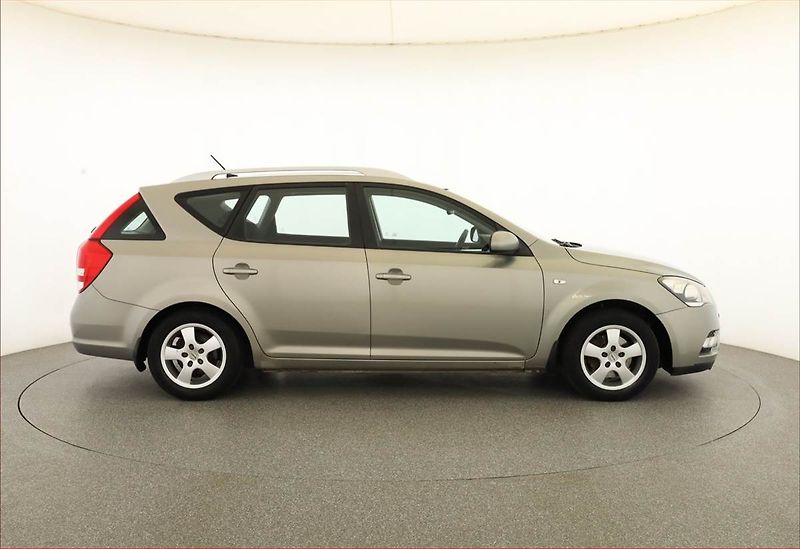 Kia Ceed (2011) 1.6 CVVT, po STK, Tažné - fotka 6 z 13