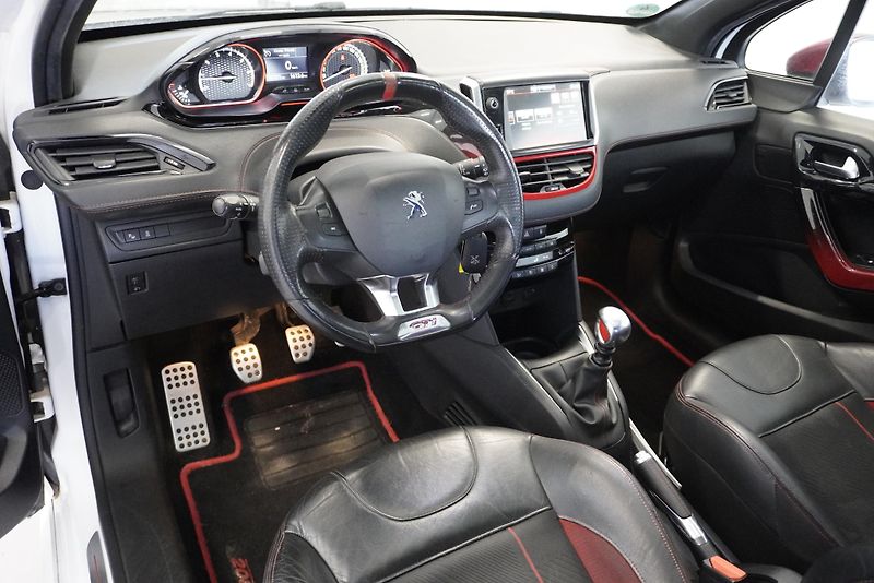 Peugeot 208 1,6 GTI 147kW THP - fotka 12 z 29