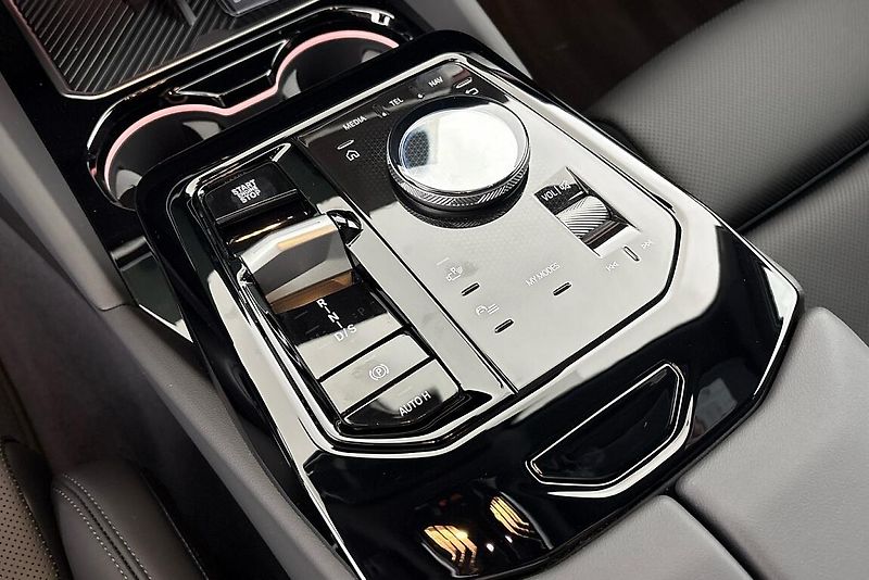 BMW Řada 5 540d xDrive Touring - fotka 23 z 25