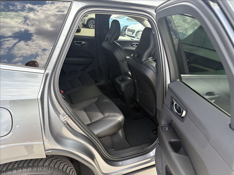 Volvo XC60 T4 155 KW POLESTAR MONENTUM - fotka 23 z 30