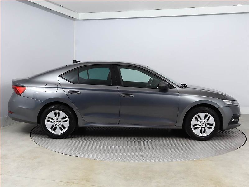 Škoda Octavia (2023) Ambition 1.5 TSI, Tempomat - fotka 6 z 18