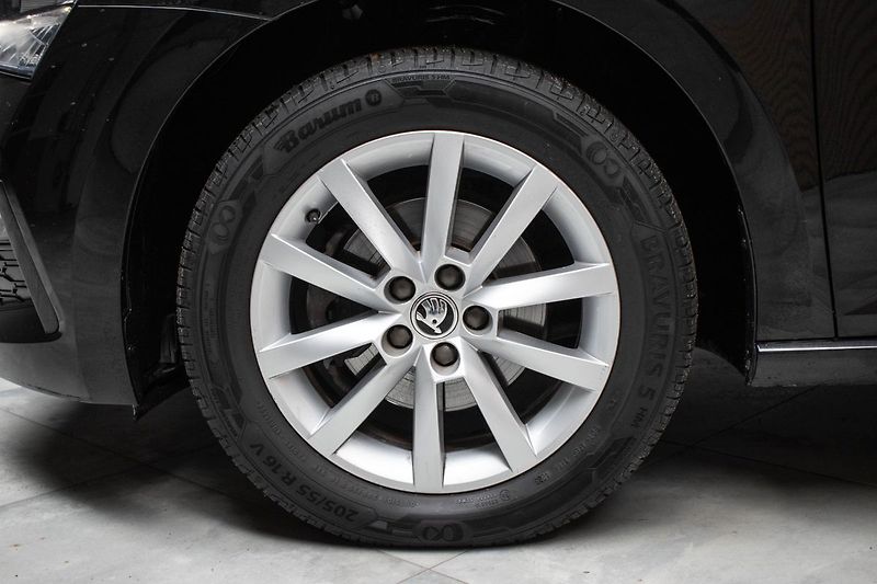 Škoda Scala 1.6 TDI 85kW ACC*Mirror Link* - fotka 29 z 32