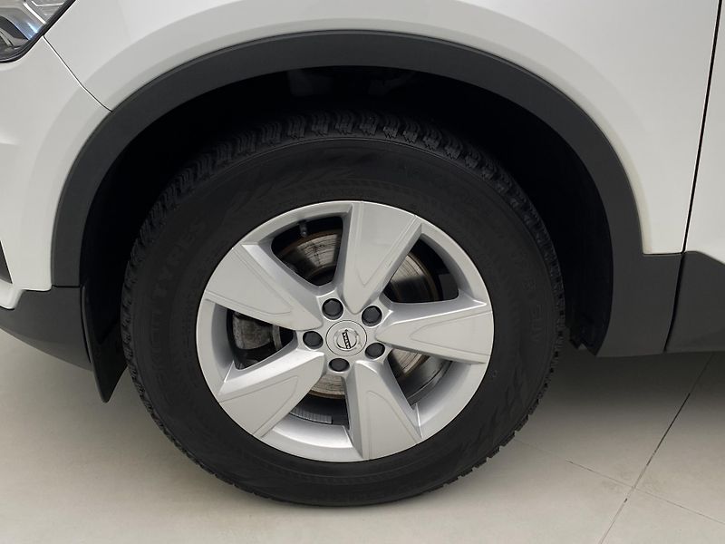 Volvo XC40 D4 AWD R-DESIGN AUT  - fotka 32 z 40