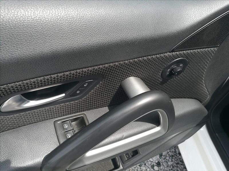 Volkswagen Scirocco 1,4 TSI aut.klima - fotka 9 z 15