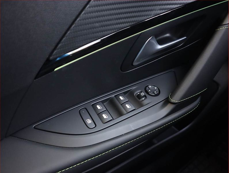 Peugeot 208 (2022) GT 1.2 PureTech, Automat - fotka 22 z 23