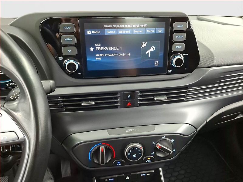 Hyundai i20 (2023) Smart 1.0 T-GDI, ČR,1.maj - fotka 12 z 15