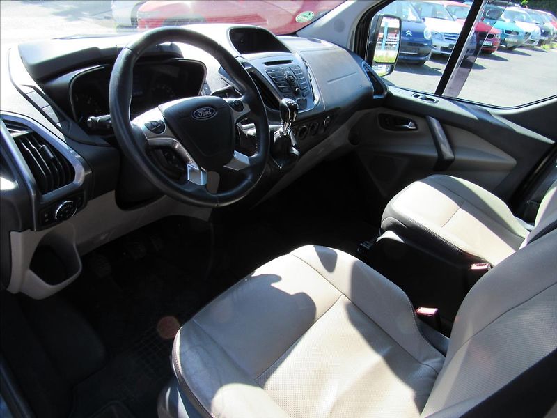 Ford Tourneo Custom 2,2 TDCi 114kW 9 míst - fotka 9 z 36