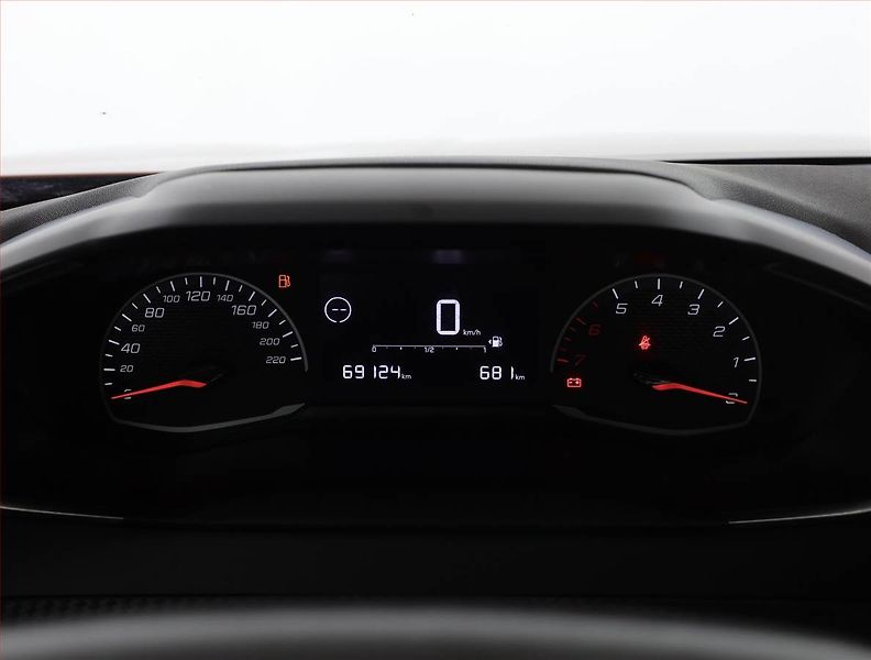 Peugeot 2008 (2021) 1.2 PureTech, Tempomat - fotka 9 z 15