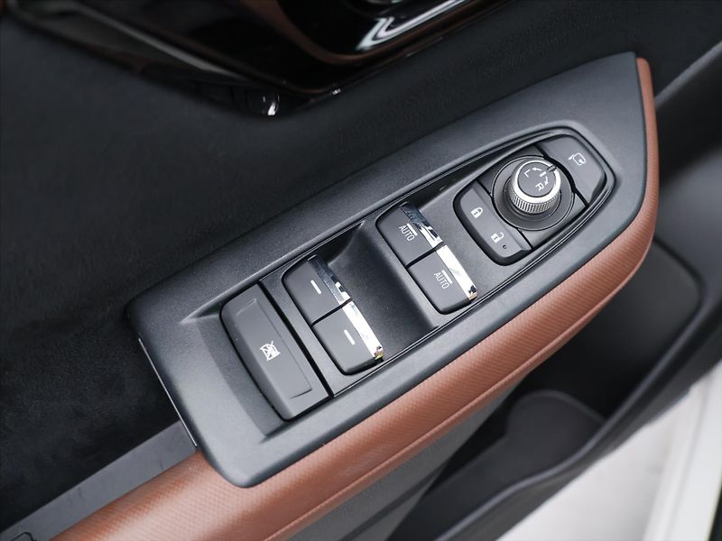 Subaru Forester 2,0 e-EyeSight 100kW CZ CVT - fotka 16 z 35