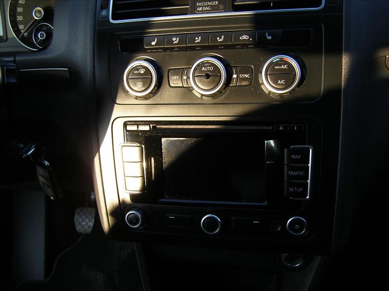Volkswagen Touran 1,2   77KW REZERVACE - fotka 33 z 39