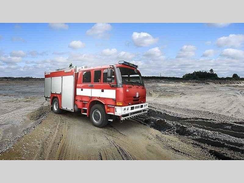 Tatra Force 8x8 – vozidlo pro přepravu potrubí.