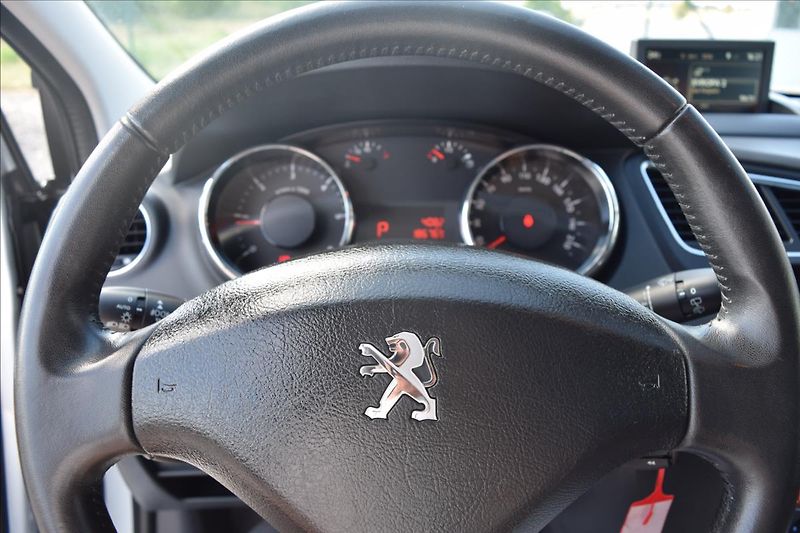 Peugeot 5008 1,6 HDI 88KW AUTOMAT 7MÍST TOP - fotka 39 z 46