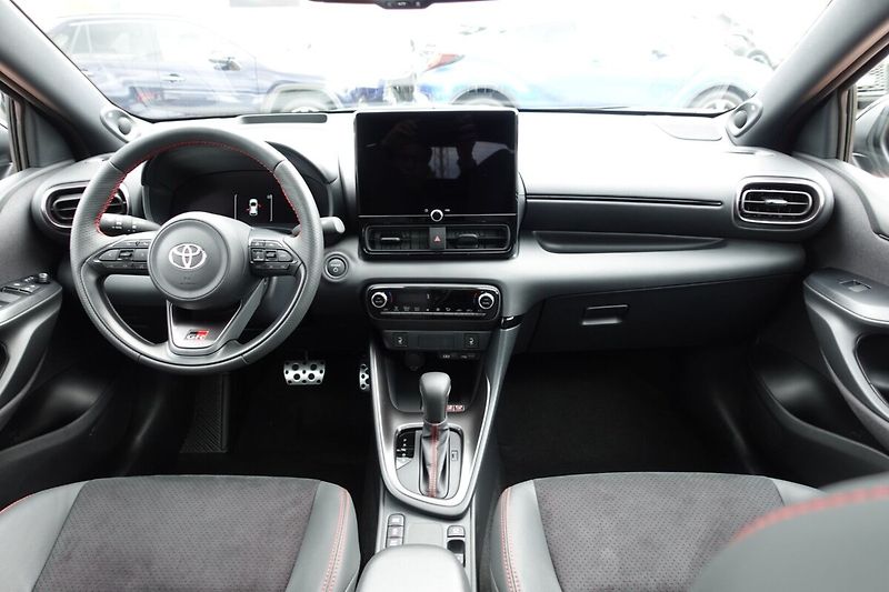 Toyota Yaris 1,5 HEV GR SPORT VIP Skyview - fotka 16 z 35