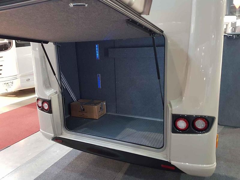 Jeden z nejhezčích vozů na výstavě si hned našel svého majitele. Na modelu Dethleffs Globetrotter XLi 7850-2 s nápadným lakem za čtyři miliony korun byla přilepena cedulka „prodáno“.