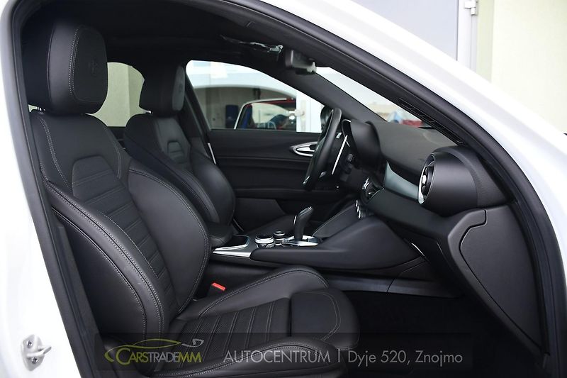 Alfa Romeo Giulia 2.0T 16V 206kW VELOCE AT8 Q4 - fotka 16 z 49