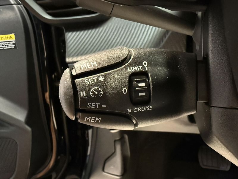 Peugeot 2008 ALLURE 1.2 PureTech 130 S&S EA - fotka 9 z 12