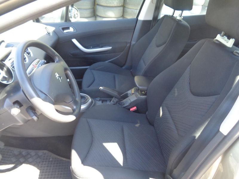 Peugeot 308 1,4 - fotka 15 z 18