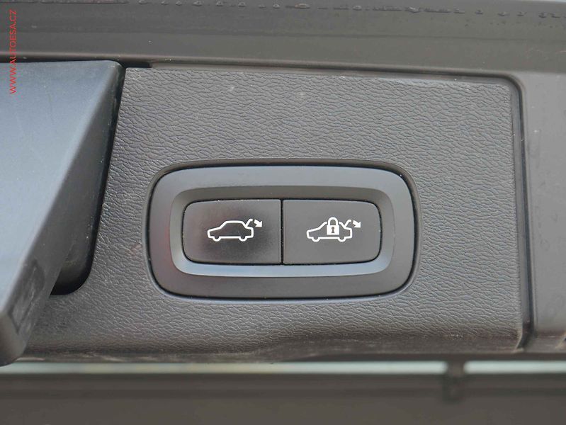Volvo XC60 (2018) 2.0 T6 4x4, AT, navi, LED - fotka 19 z 19