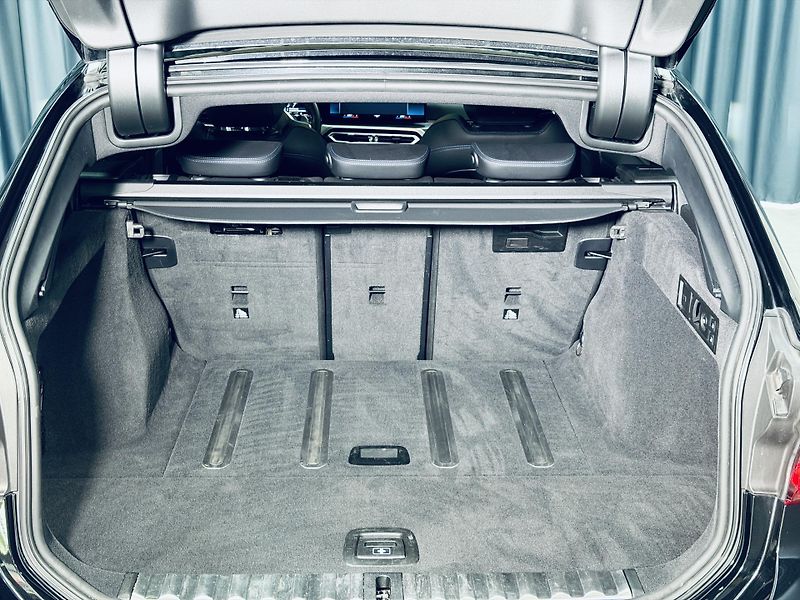 BMW Řada 3 (2023) 330d*xDRIVE*M-PAKET*ZÁR*TAŽNÉ - fotka 38 z 41