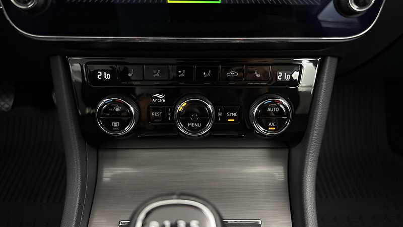 Škoda Superb 2.0 TDI Style Combi - fotka 13 z 27